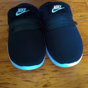 Nike Slippers Worn once. Perfect Condition. Super trendy in style.